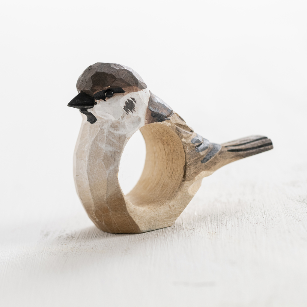 Handgeschnitzer Serviettenring Feldsperling Handgeschnitzer Serviettenring Feldsperling