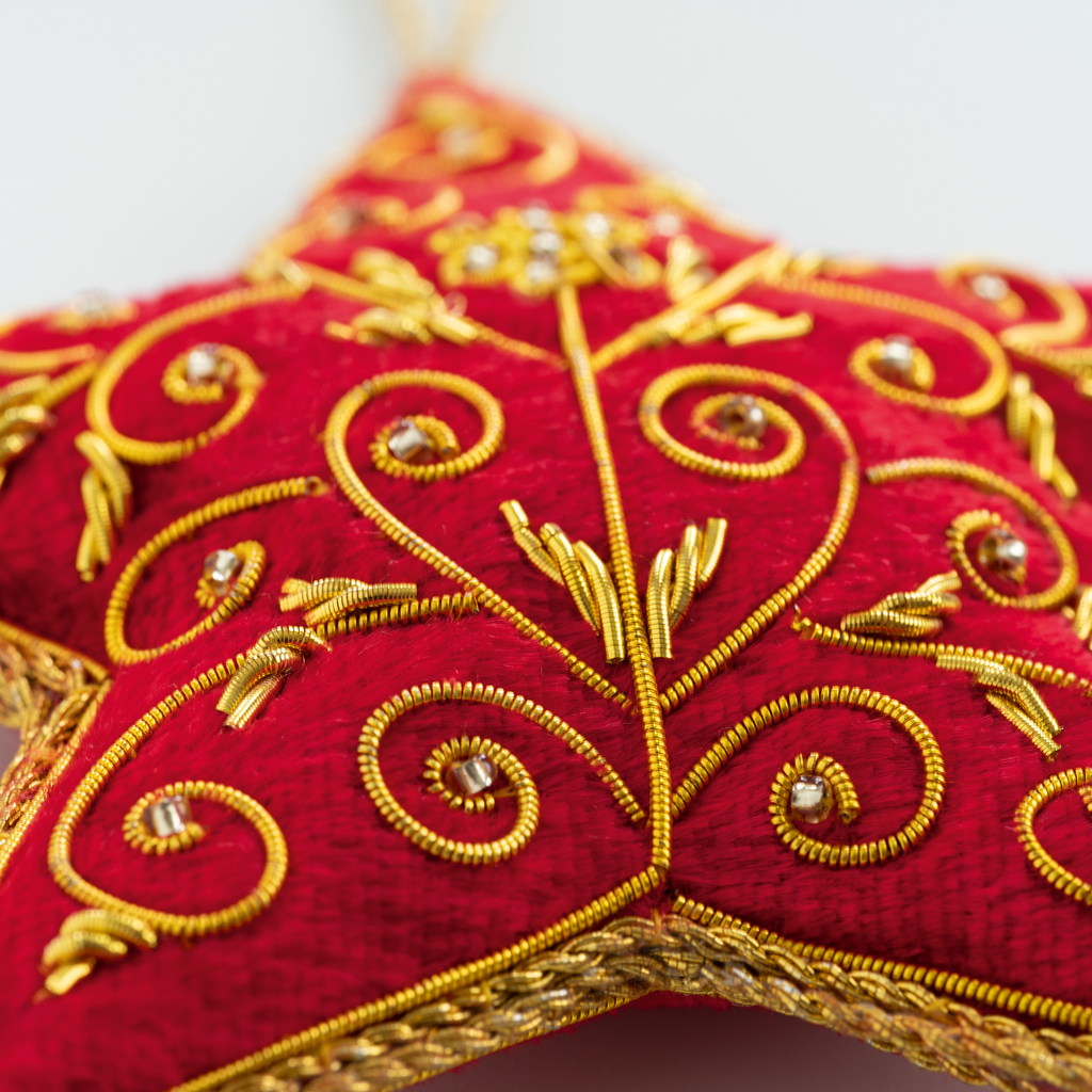 Zardozi-Baumschmuck Herz und Stern Rot