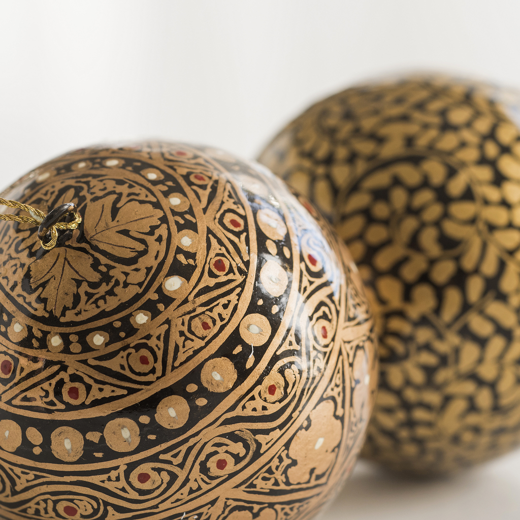 6 Papiermaché Christbaumkugeln Udhampur Schwarz und Gold - 3