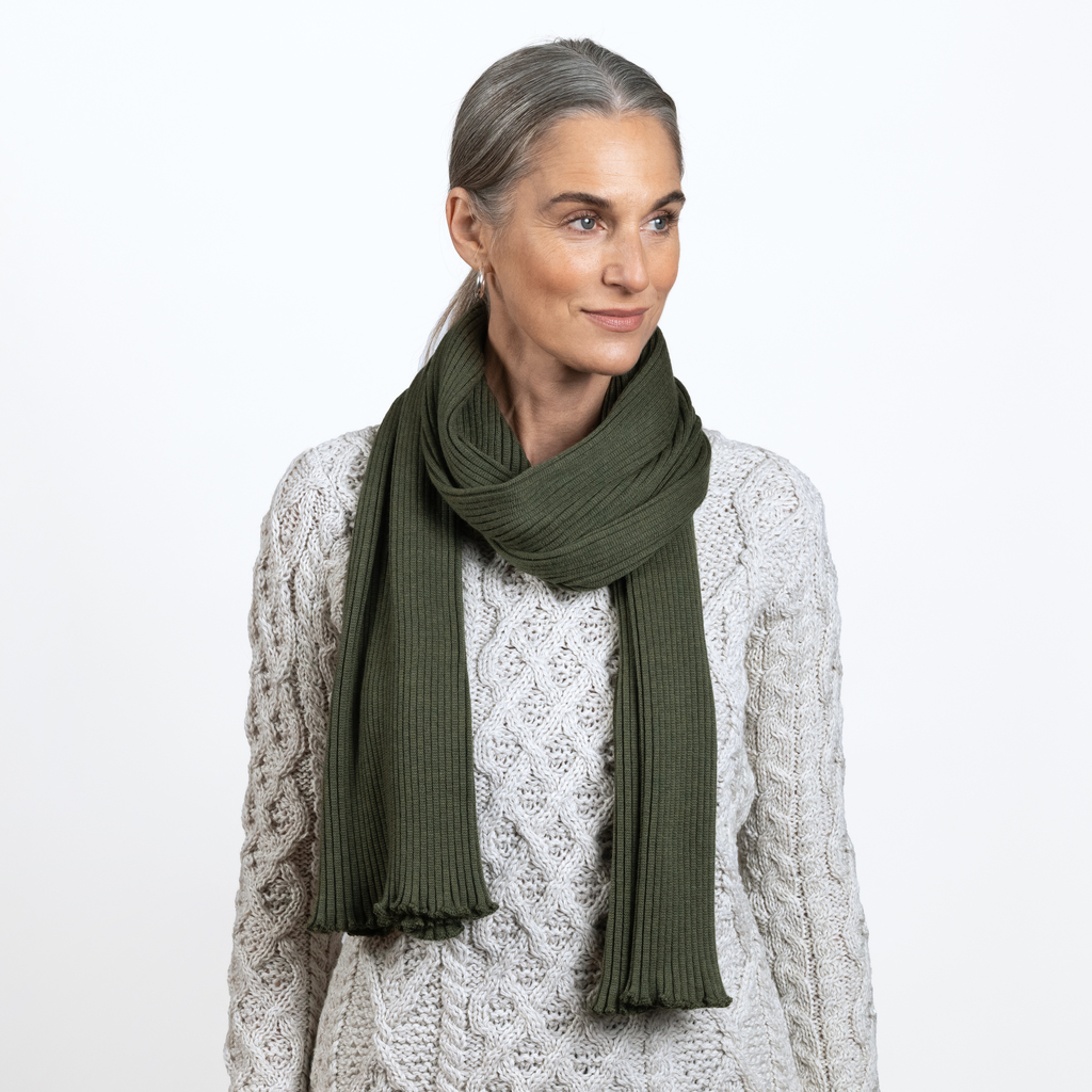 Rippenstrickschal aus reiner Wolle Oliv Rippenstrickschal aus reiner Wolle Oliv