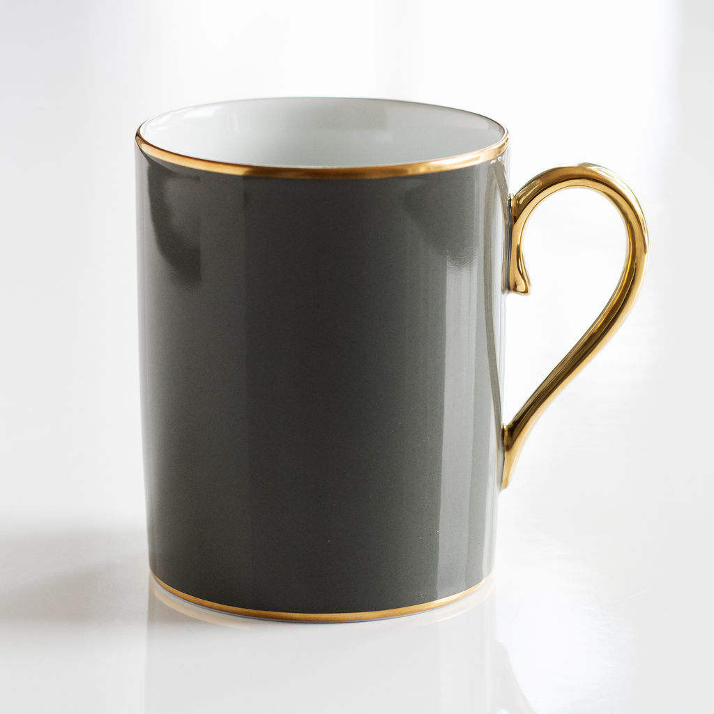 Porcelaine de Limoges Becher mit Golddekor Mausgrau Porcelaine de Limoges Becher mit Golddekor Mausgrau