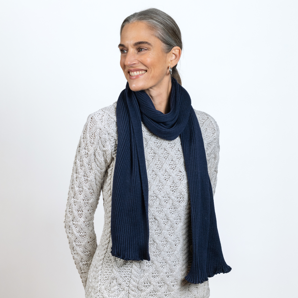 Rippenstrickschal aus reiner Wolle Marine Rippenstrickschal aus reiner Wolle Marine