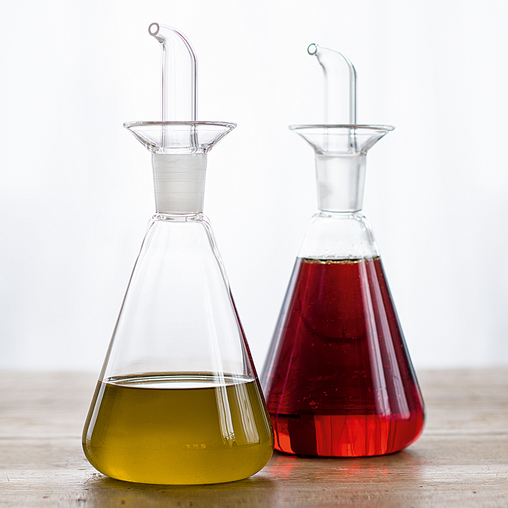 Flaschen für Essig und Öl aus Jenaer Glas Flaschen für Essig und Öl aus Jenaer Glas