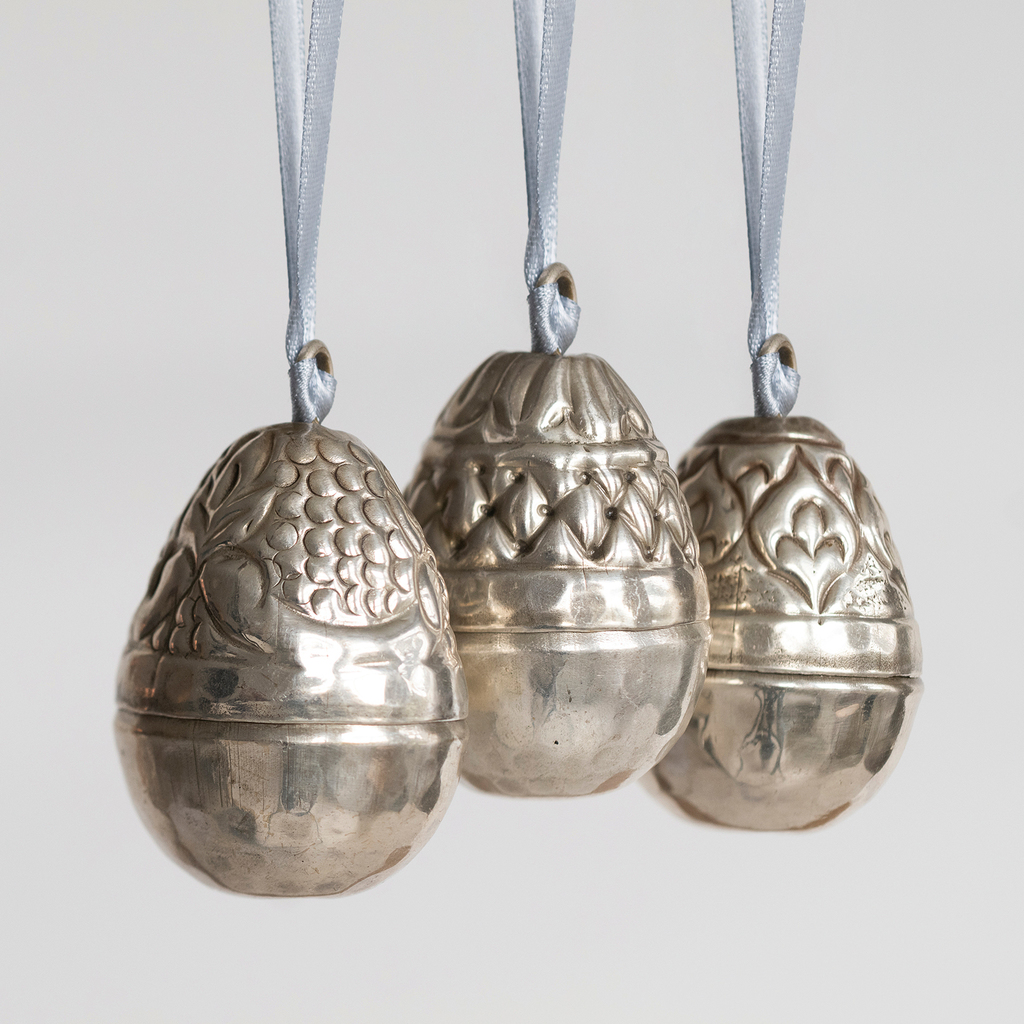 3 Osterei-Anhänger aus versilbertem Messing 3 Osterei-Anhänger aus versilbertem Messing