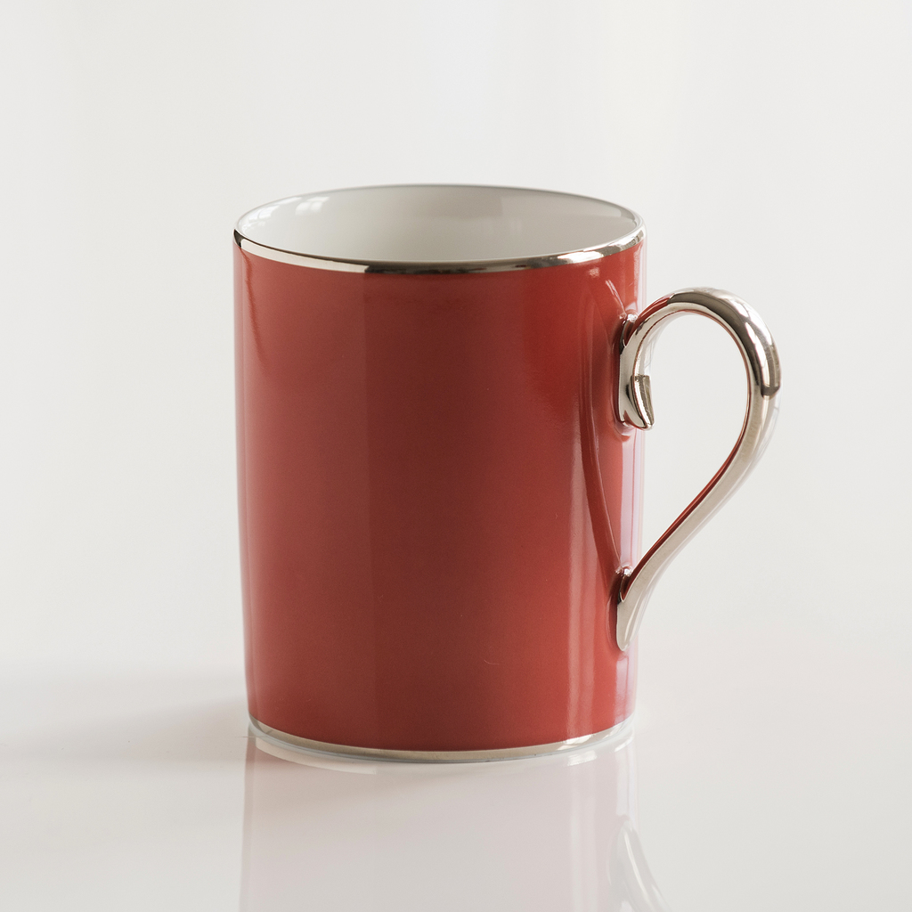 Porcelaine de Limoges Becher mit Platindekor Himbeerrot Porcelaine de Limoges Becher mit Platindekor Himbeerrot