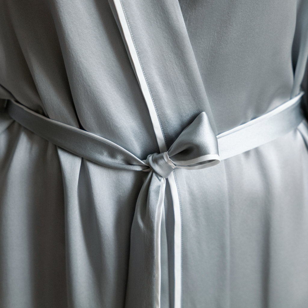 Morgenmantel aus Seide Platingrau - 2 Morgenmantel aus Seide Platingrau - 2