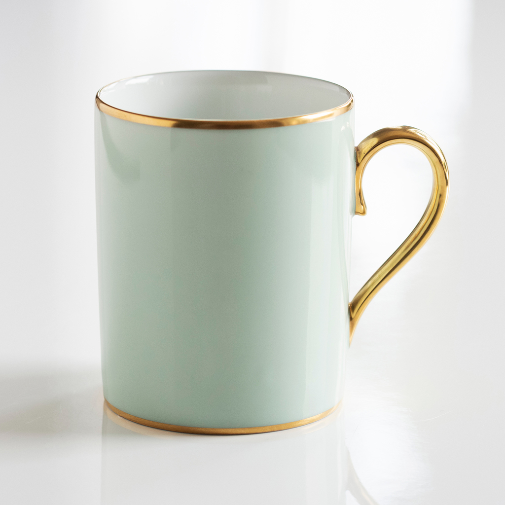 Porcelaine de Limoges Becher mit Golddekor Hellgrün Porcelaine de Limoges Becher mit Golddekor Hellgrün