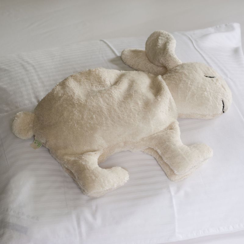 Großer weißer Kuschelhase von Senger mit Dinkelkissen