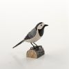 Handgeschnitzter Dekovogel Bachstelze